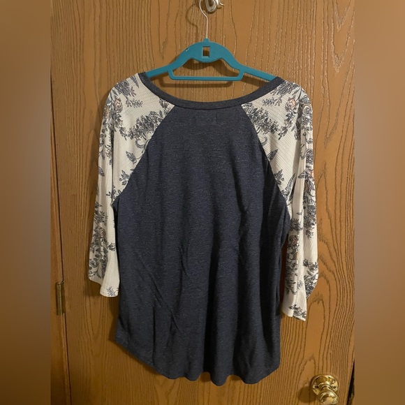 24/7 Maurices Navy and Cream Floral 3/4 Sleeve Top - Picture 3 of 6